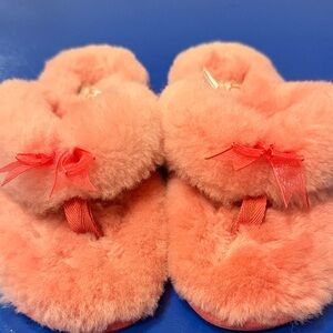 UGG Women’s Fluff Flip Flop Logo